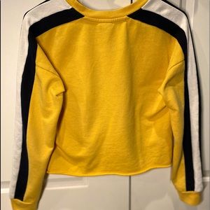 Long sleeved yellow crop-top